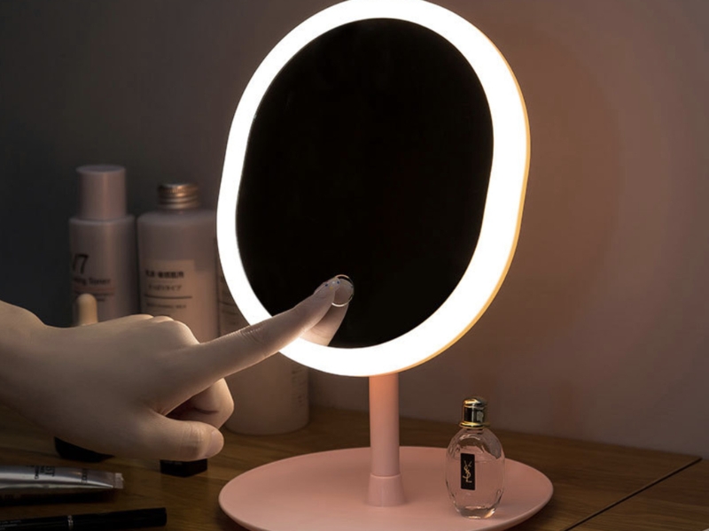 guong-trang-diem-co-den-led