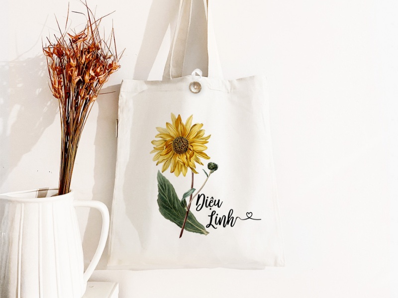 lam-qua-handmade-tang-me-tui-canvas-tu-ve-hinh-hoa-va-ten