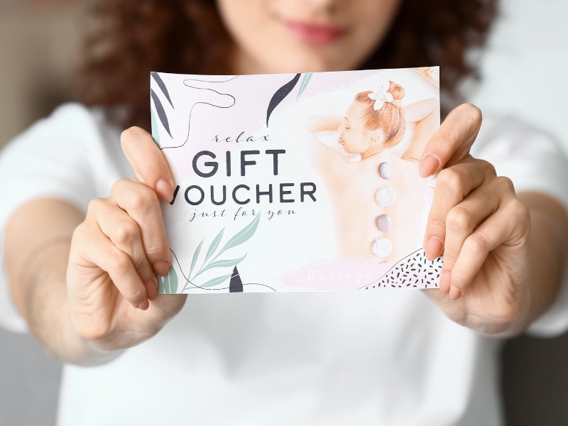 mon-qua-y-nghia-tang-me-voucher-spa