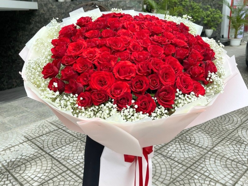 qua-8-3-cho-ban-gai-hoa-hong-kem-thiep