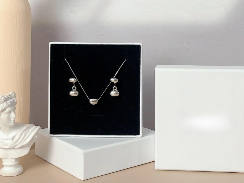 qua-8-3-cho-khach-hang-trang-suc-bac