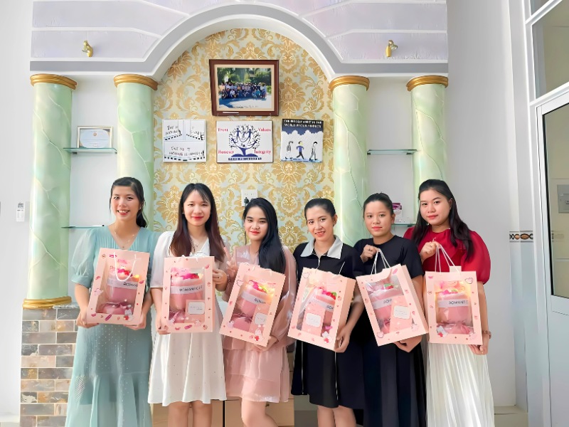 qua-8-3-cho-nhan-vien-nu