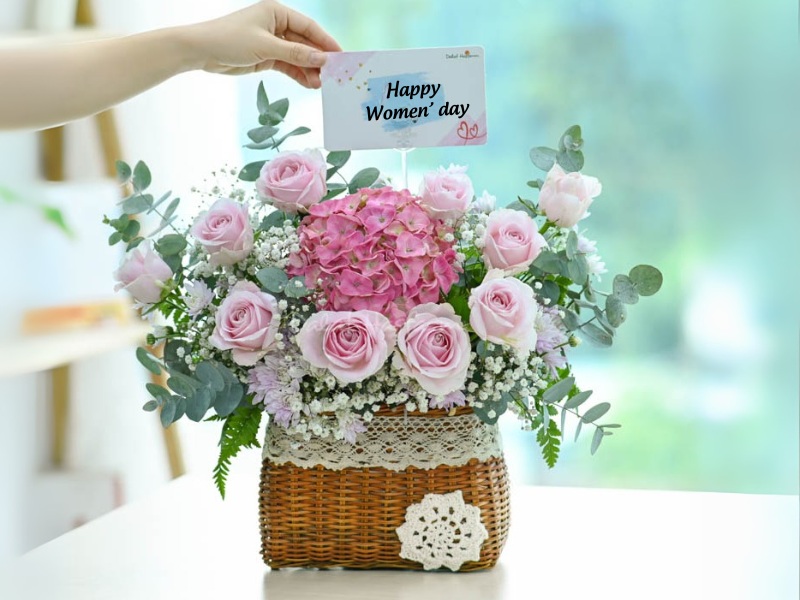 qua-8-3-cho-nhan-vien-nu-ho-va-thiep