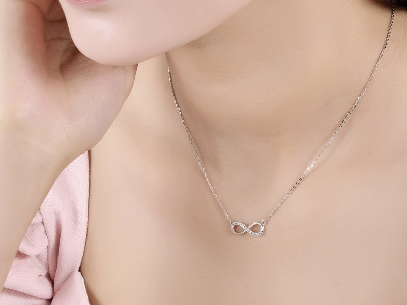 qua-8-3-tang-ban-gai-day-chuyen-mat-vo-cuc