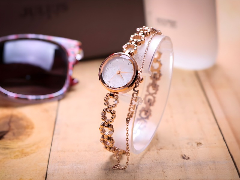 qua-luu-niem-tang-sep-dong-ho-nu