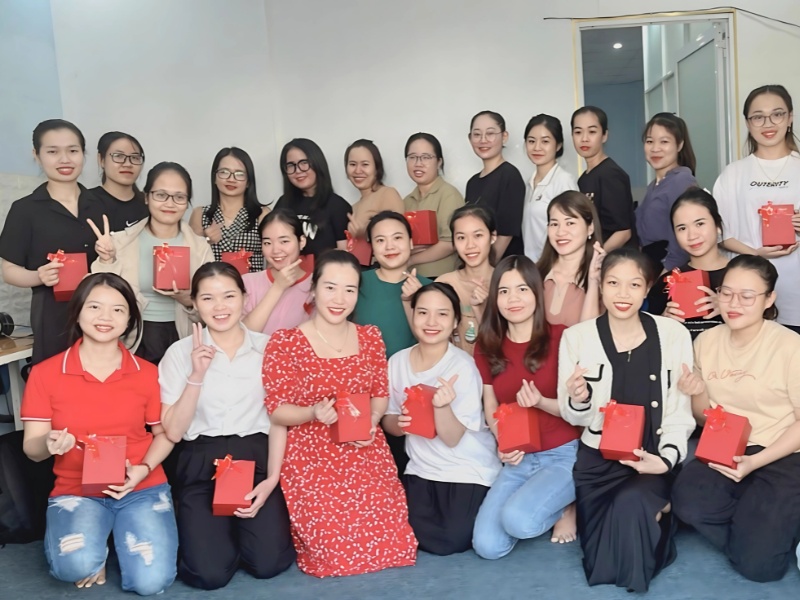 qua-mung-8-3-tap-the-nhan-vien-hoc-sinh