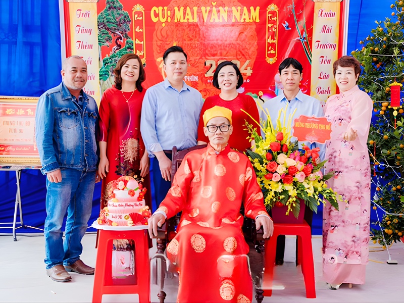 qua-mung-tho-100-tuoi-to-chuc-tiec