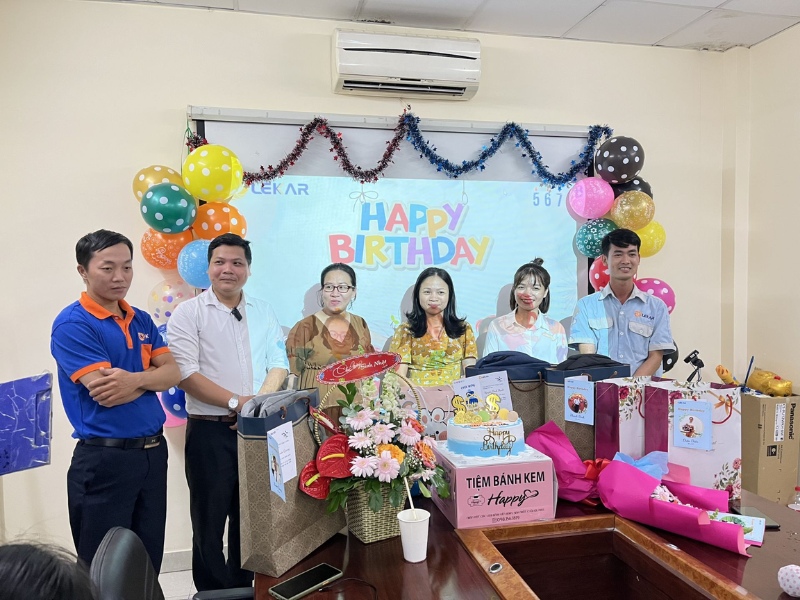 qua-sinh-nhat-cho-nhan-vien-to-chuc-tiec
