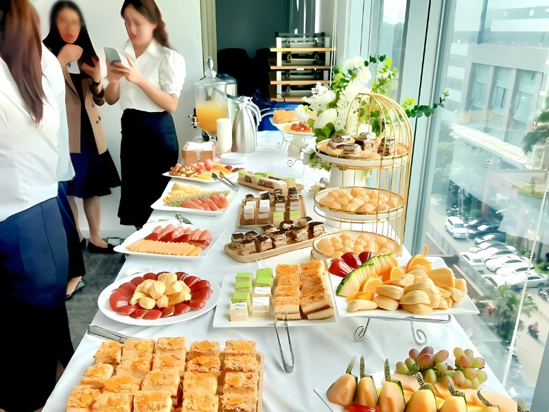 qua-tang-20-10-cho-nhan-vien-bufet-banh-ngot