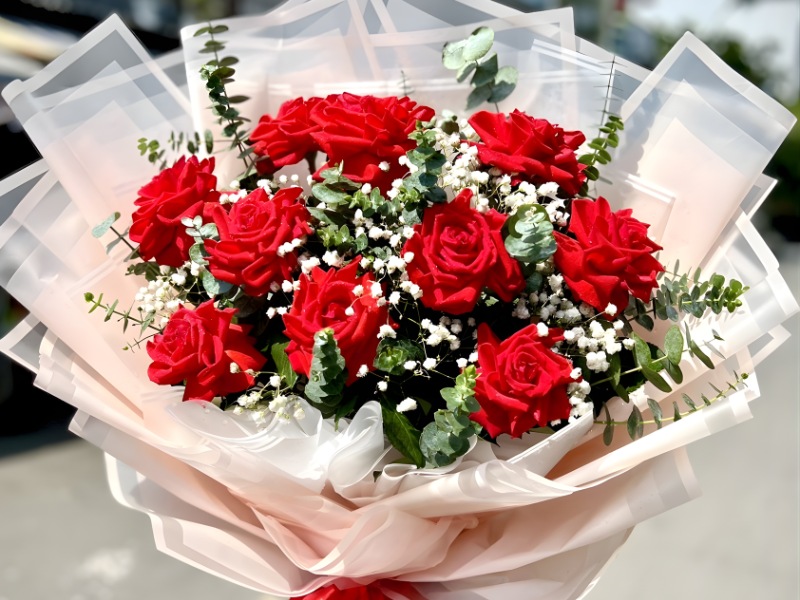 qua-tang-8-3-cho-ban-gai-bo-hoa-hong-do-cao-cap