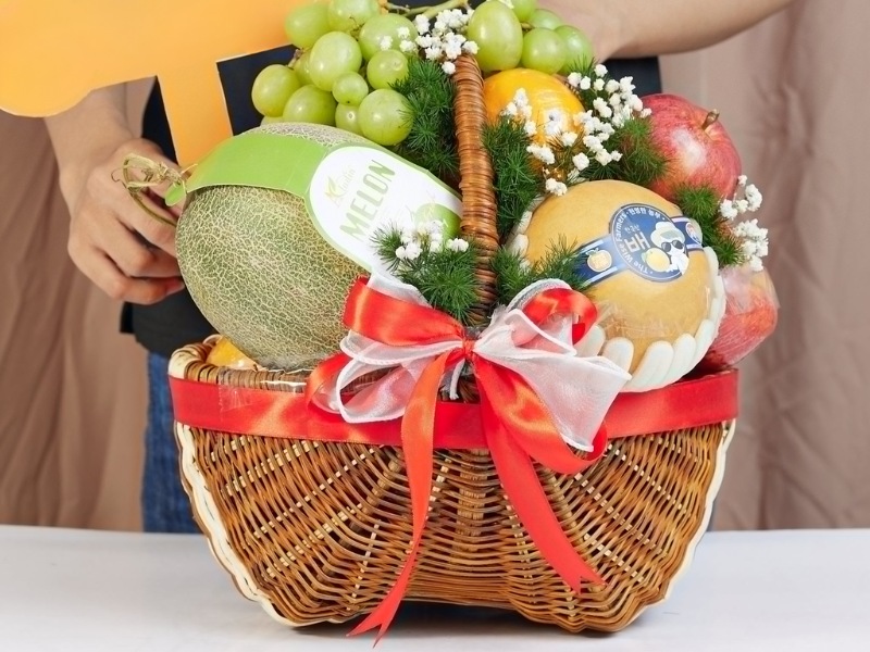 qua-tang-8-3-cho-nhan-vien-gio-trai-cay
