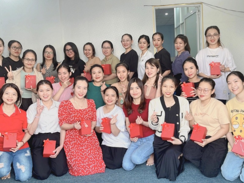qua-tang-8-3-cho-nhan-vien-to-chuc-hoat-dong-kem-qua