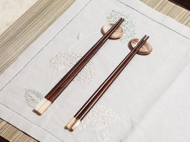 qua-tang-doi-tac-nuoc-ngoai-dua-trac-kham