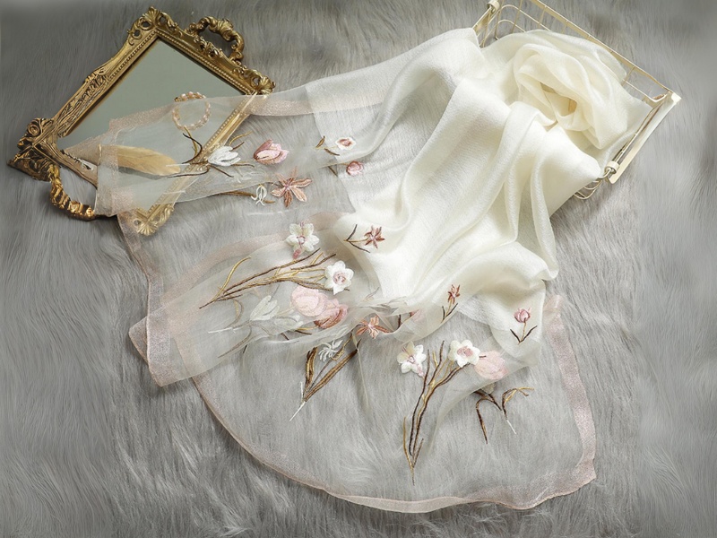 qua-tang-dong-nghiep-nu-khan-lua