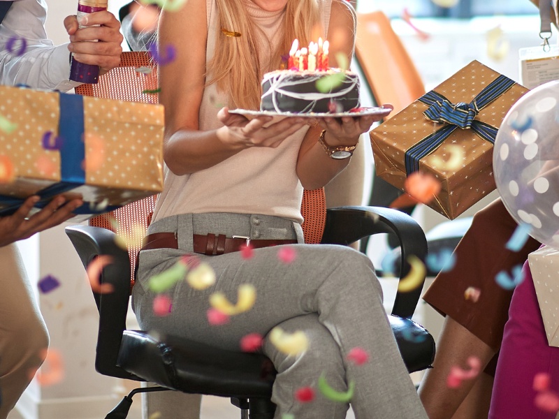 qua-tang-dong-nghiep-nu-sinh-nhat