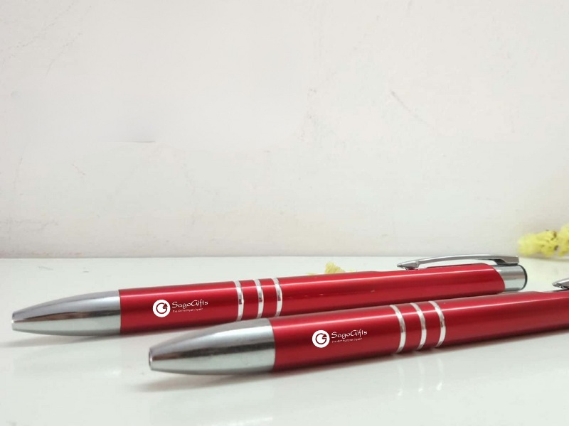 qua-tang-khai-truong-cong-ty-but-bi-in-logo