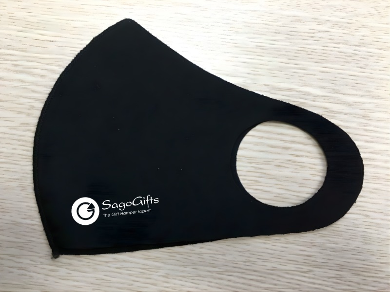 qua-tang-khai-truong-cua-hang-quan-ao-khau-trang-in-logo