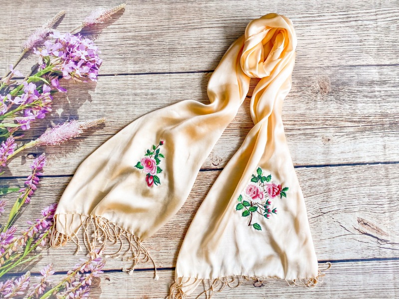 qua-tang-nguoi-nuoc-ngoai-khan-lua-theu