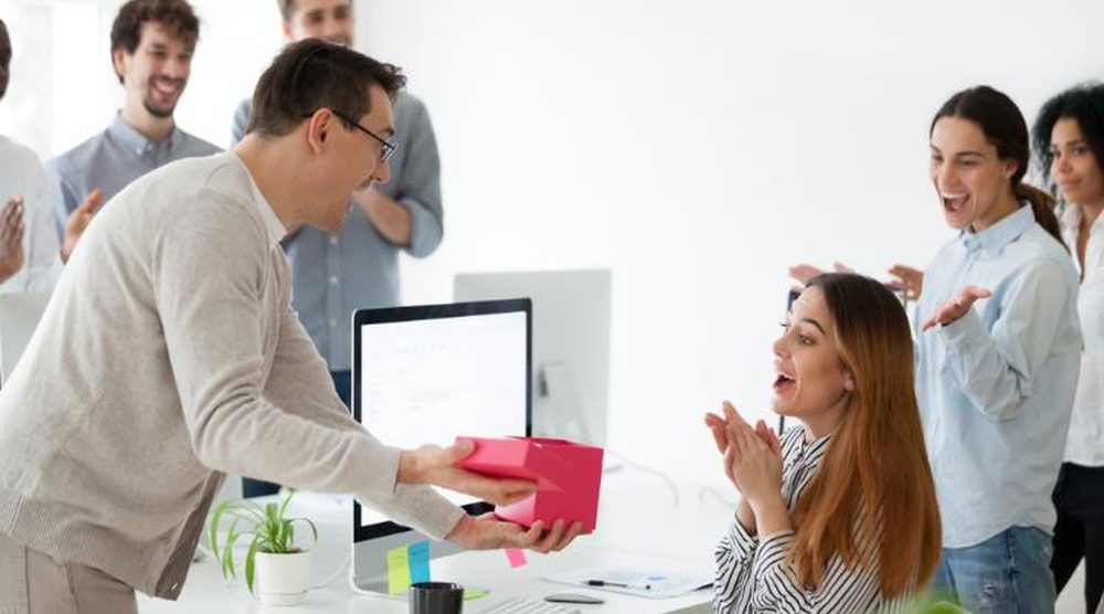 Cách chọn 17+ mẫu quà tặng đối tác nữ tinh tế như một chuyên gia tâm lý