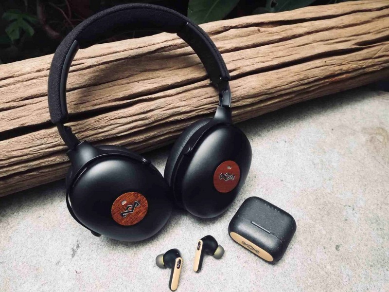 qua-tang-sep-cu-tai-nghe-chong-on