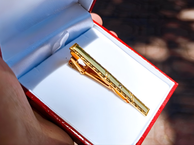 qua-tang-sep-thang-chuc-kep-ca-vat-cao-cap