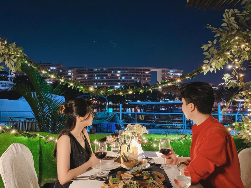 qua-y-nghia-tang-vo-8-3-bua-toi-lang-man