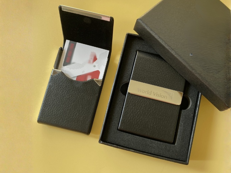 tang-qua-cho-sep-nuoc-ngoai-hop-danh-thiep