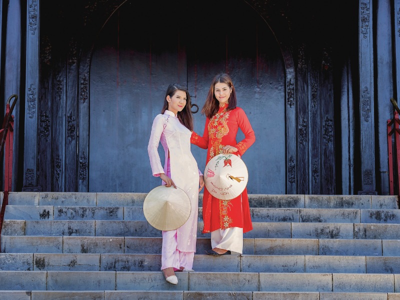 tang-qua-tet-cho-nguoi-nuoc-ngoai-ao-dai-truyen-thong